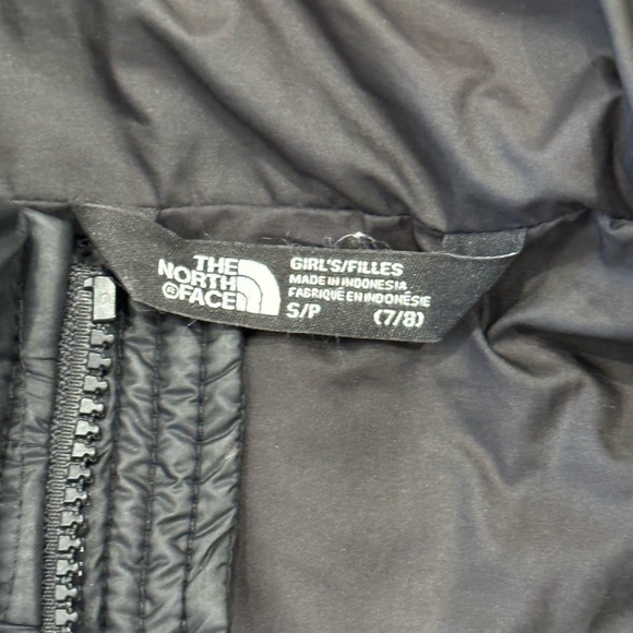 Northface girls light puffer jacket size 7/8.  Very lightly worn - almost new. - Picture 4 of 4